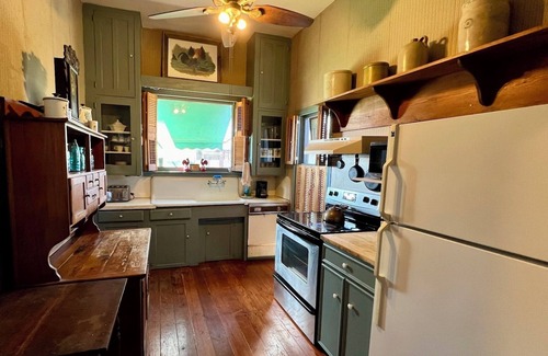 Seguin House | Historical Krezdorn House in the heart of Seguin!