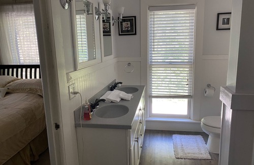 South Haven Bed & Breakfast | Historical Monroe Manor - Beechwood Room