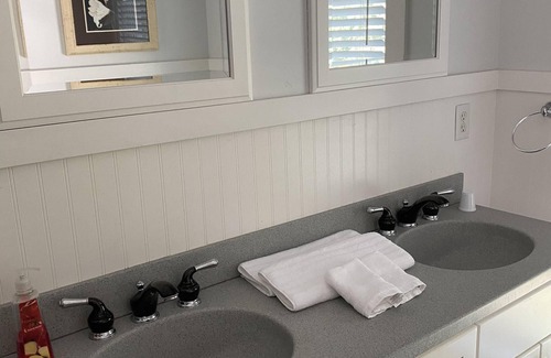 South Haven Bed & Breakfast | Historical Monroe Manor - Beechwood Room