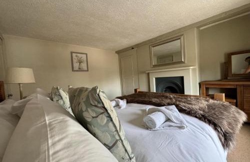 Edwinstowe House | Historical Sherwood Forest Cottages - Sleeps 16