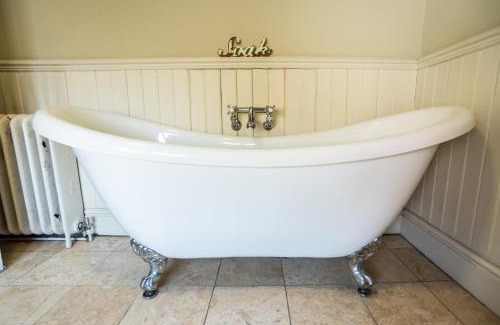 Edwinstowe House | Historical Sherwood Forest Cottages - Sleeps 16