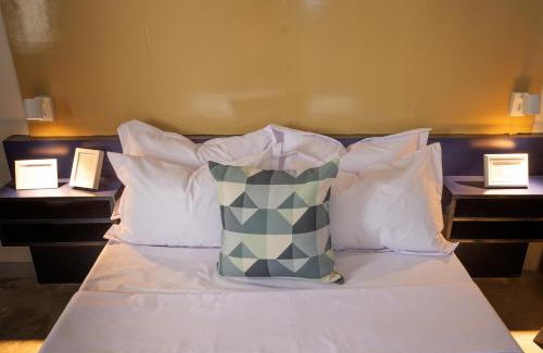 Bacoor City Apartment | Hive Manila Guesthouse and Apartments 400 Mbps - Gallery Studio