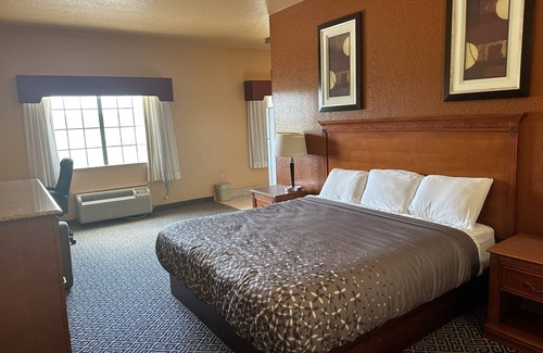 Hugo Hotel | HiWay Inn Express