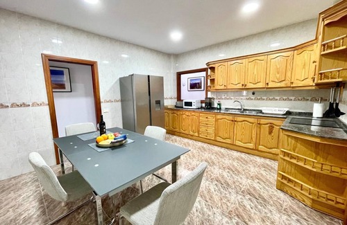 Santa Maria de Guia de Gran Canaria House | Hliday Home Vivienda Vacacional Casa Anthony with Sea View, Terrace & Wi-Fi