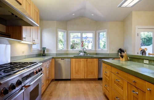 Half Moon Bay House | HMB Coastal retreat with Hot Tub and EV Charging!