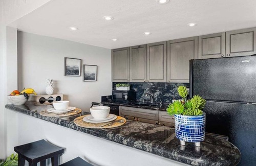 Honokowai Condo | HN 208 OceanFront 2BD with Ocean Views and AC