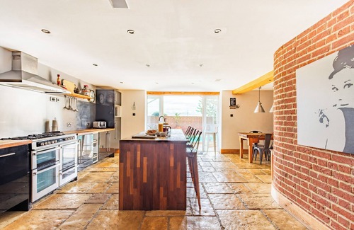 Bradwell House | Hobland Barn is a striking 18th-century conversion in Bradwell, offering generous accommodation for up to 12 guests. With elegant interiors, a private pool, and proximity to both the Norfolk countryside and sandy beaches!