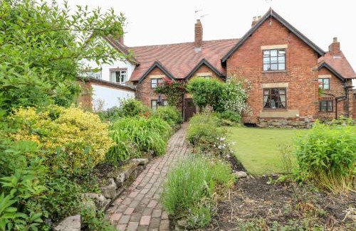 Ilkeston House | Hobson's Cottage 10 Main Street