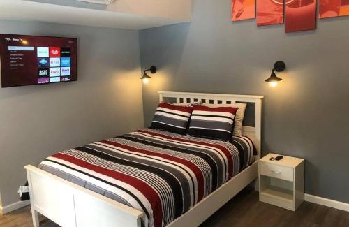 Beulah Apartment | Hockey Themed Room with Wooded Trails