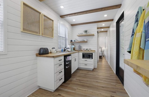Logan Apartment | Hocking Hills: Hiltop Haven: The Top Deck