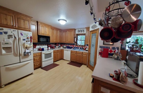 Lost Bridge Village House | Hog Heaven-Lakefront-2 Kitchens, 2 Living Areas, Private & Wooded