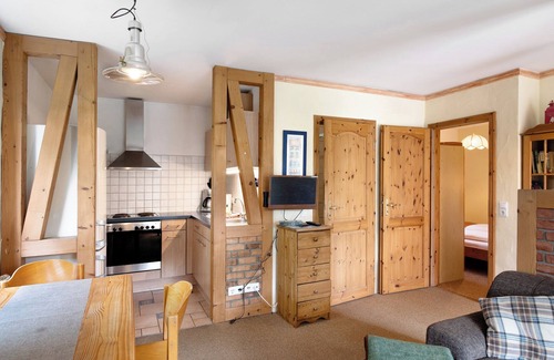 Feldberger Seenlandschaft Apartment | Holiday Home 'Ferienhaus Utkieck' with Private Terrace, Shared Garden and Wi-Fi