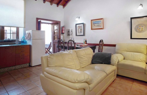 San Bartolome de Tirajana House | Holiday Home "Casa De La Eterna Primavera" with Mountain View, Terrace & Wi-Fi