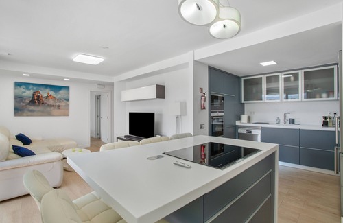 Salobre Villa | Holiday Villa 'Alexandria's Retreat' with Sea Views, Wi-Fi and Air Conditioning