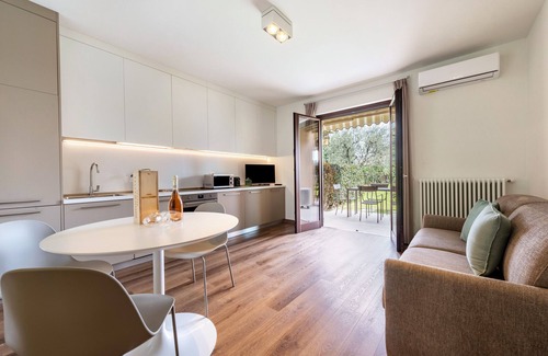 San Felice del Benaco Apartment | Holiday Apartment "Colibri" with Shared Pool