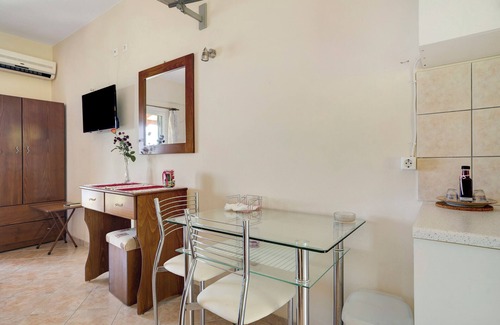 Mikros Gialos Apartment | Holiday Accommodation "Vardia studio A" with Sea View, Wi-Fi & Balcony