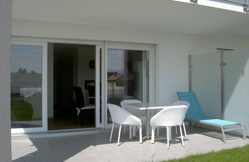 Wasserburg Apartment | Holiday Apartment 'Dinkelbach Feriendomicil Objekt 2 E Sunshine' Close to the Lake with Terrace and Garden