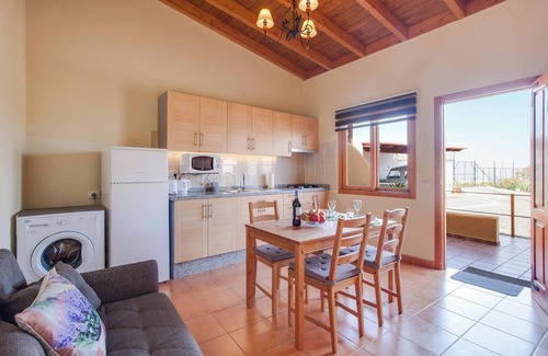 La Mancha House | Holiday Apartment "Casa Quemahierro 1" with Sea View, Pool & Garden