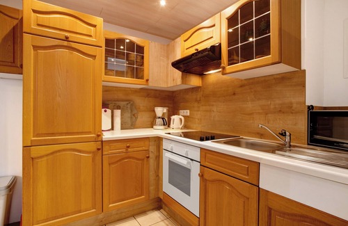 Ortsmitte Apartment | Holiday Apartment 'Fewo In Schustes' with Private Terrace and Wi-Fi