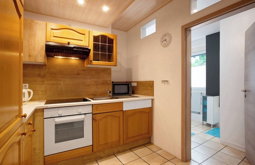 Ortsmitte Apartment | Holiday Apartment 'Fewo In Schustes' with Private Terrace and Wi-Fi