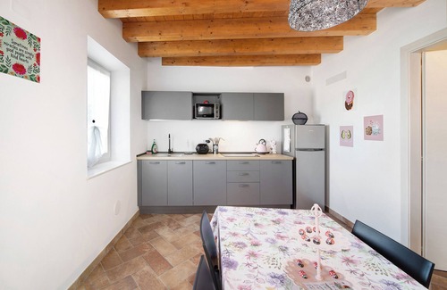 Caprino Veronese Apartment | Holiday Apartment "Casale La Coccinella Lavanda" with Shared Garden, A/C & Wi-Fi