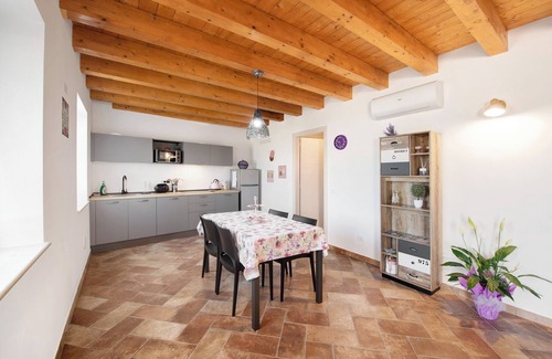 Caprino Veronese Apartment | Holiday Apartment "Casale La Coccinella Lavanda" with Shared Garden, A/C & Wi-Fi