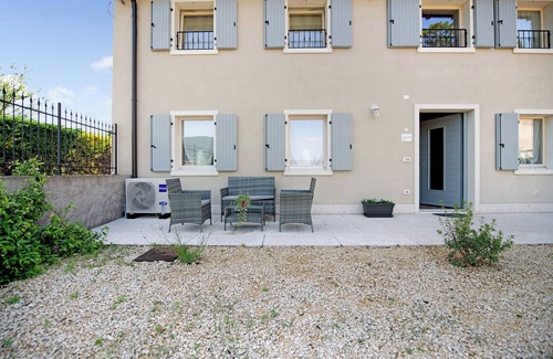 Caprino Veronese Apartment | Holiday Apartment "Casale La Coccinella Lavanda" with Shared Garden, A/C & Wi-Fi