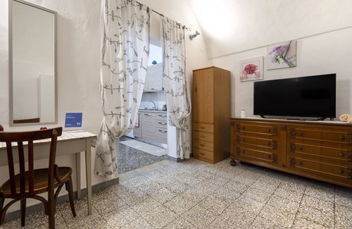 Polignano a Mare Apartment | Holiday Apartment "Chiarina Rooms" with A/C & Wi-Fi