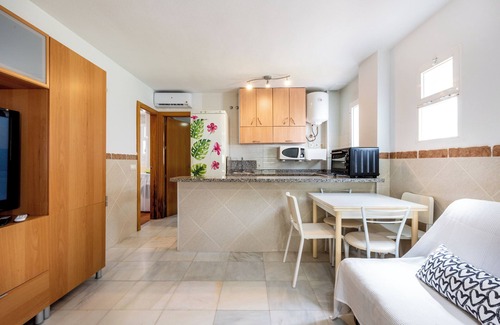 Torrequebrada Apartment | Holiday Apartment Benalmadena Costa by the Beach with Shared Pool & Wi-Fi