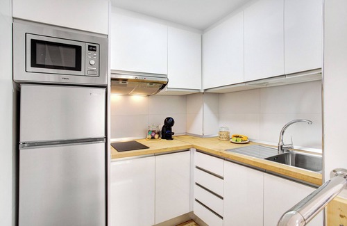 Caleta de Fuste Apartment | Holiday Apartment 'Liomor Luxury' with Shared Pool, Wi-Fi and Air Conditioning