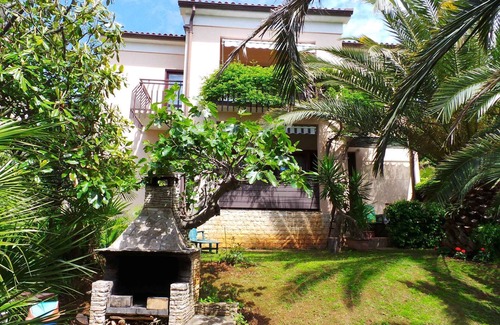 Medulin Apartment | Holiday apartment 150 m to the beach with barbecue