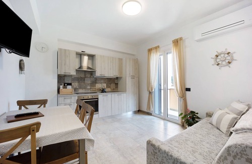 Andora Apartment | Holiday Apartment "Antichi Ricordi - Il Sole" with Balcony, Shared Pool & Wi-Fi