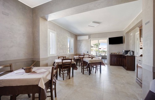 Andora Apartment | Holiday Apartment "Antichi Ricordi - Il Sole" with Balcony, Shared Pool & Wi-Fi