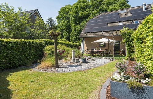 Elten Apartment | Holiday Apartment "Auf dem Eltenberg" with Private Garden, 4 Bathrooms & Wi-Fi