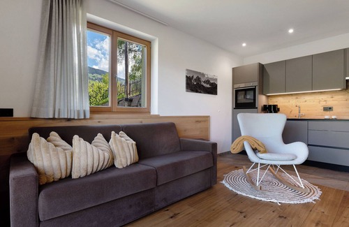 Villnoss Apartment | Holiday Apartment 'Baumannhof Apartment Tera' with Mountain View, Shared Terrace and Wi-Fi