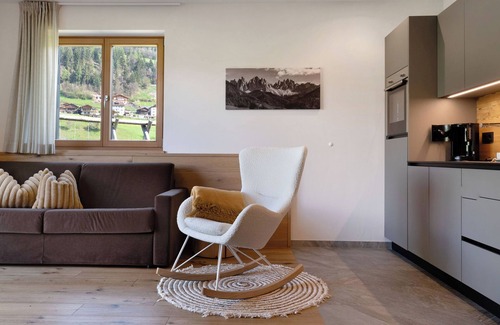 Villnoss Apartment | Holiday Apartment 'Baumannhof Apartment Tera' with Mountain View, Shared Terrace and Wi-Fi