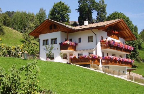 Meltina Apartment | Holiday Apartment "Boznermüllerhof-Sonnenblume" with Balcony and View into Nature