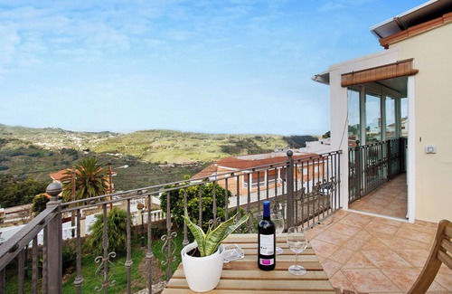 Teror Apartment | Holiday Apartment "Carmelo Y Carmela 4" with Mountain View, Private Terrace & Wi-Fi