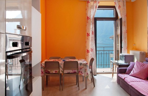 Colonno Apartment | Holiday apartment Casa Mauro by the lake with balcony