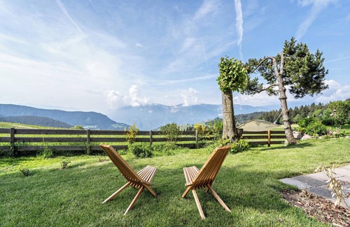 Meltina Apartment | Holiday Apartment "Chalet Marianna" with Mountain View, Shared Garden & Wi-Fi