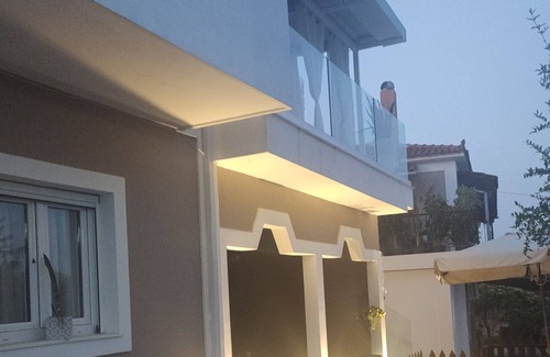 Fiolitis Apartment | Holiday Apartment 'Crystal Luxury Apartment' with 3 Balconies, Garden & Wi-Fi