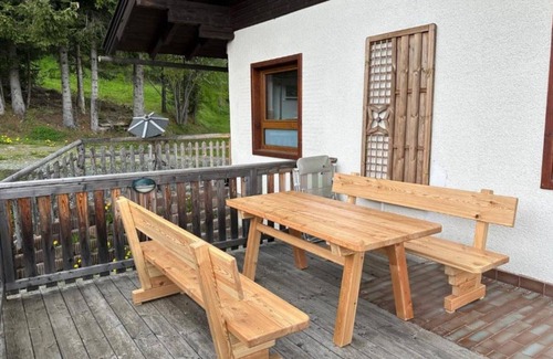 Albeck Apartment | Holiday Apartment "Haus Weitblick 1" near Slopes with Private Terrace & Wi-Fi