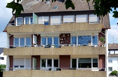 Wallersheim Apartment | Holiday Apartment 'Haus Abendsonne Hochparterre Klein' with Shared Terrace, Balcony and Wi-Fi
