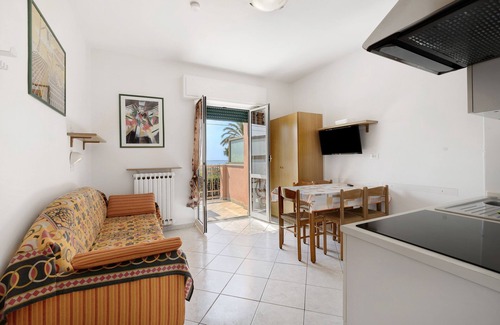 Pietra Ligure Apartment | Holiday Apartment "Numero 14" with Sea View, Balcony & Wi-Fi