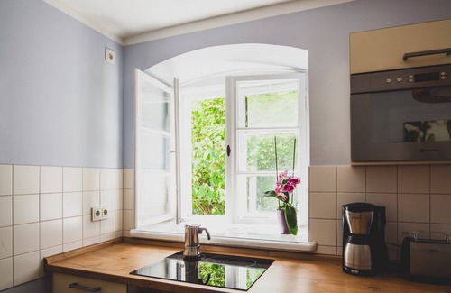 Dahlem Apartment | Holiday Apartment "Jagdschloss Grunewald" with Shared Garden and Wi-Fi