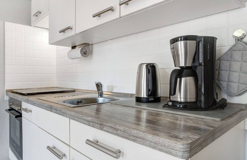 Schaprode Apartment | Holiday Apartment 'Kapitänsferienhaus Admiralität' with Shared Terrace & Wi-Fi