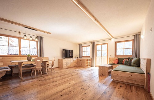 Campo Tures Apartment | Holiday Apartment "Kofler Zw Den Wänden Apt Zirm" with Mountain View, Shared Garden & Wi-Fi