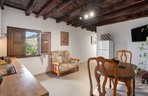 Valle de San Lorenzo Apartment | Holiday Apartment 'La Generosa' with Wi-Fi
