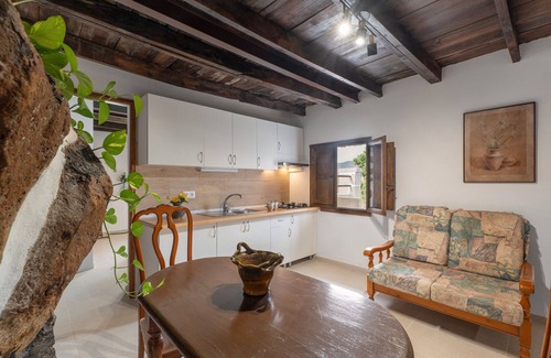Valle de San Lorenzo Apartment | Holiday Apartment 'La Generosa' with Wi-Fi