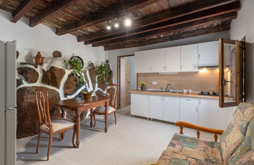 Valle de San Lorenzo Apartment | Holiday Apartment 'La Generosa' with Wi-Fi